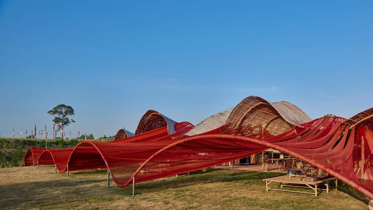 Инсталляция из рыбацкой сетки на берегу озера / Фото Archdaily Инсталляция из рыбацкой сетки на берегу озера / Фото Archdaily