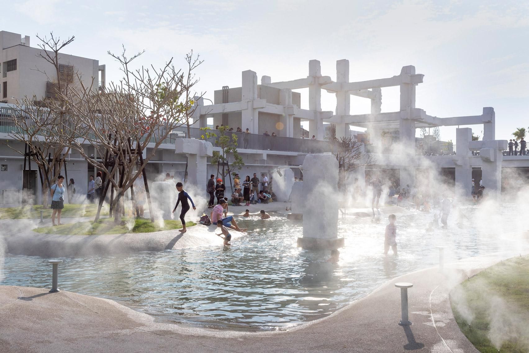 Переосмысление пространства: парк с бассейном на обломках торгового центра  в Тайване– фото