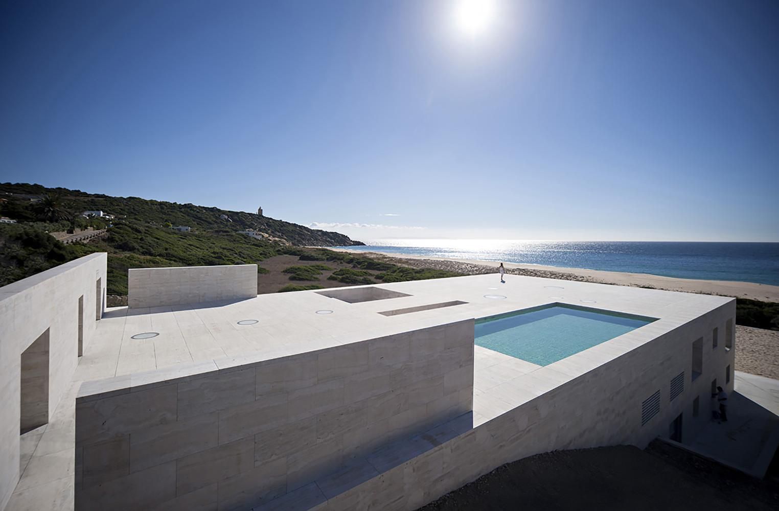 Продовження океану: в Іспанії побудували "нескінченний" будинок – фото