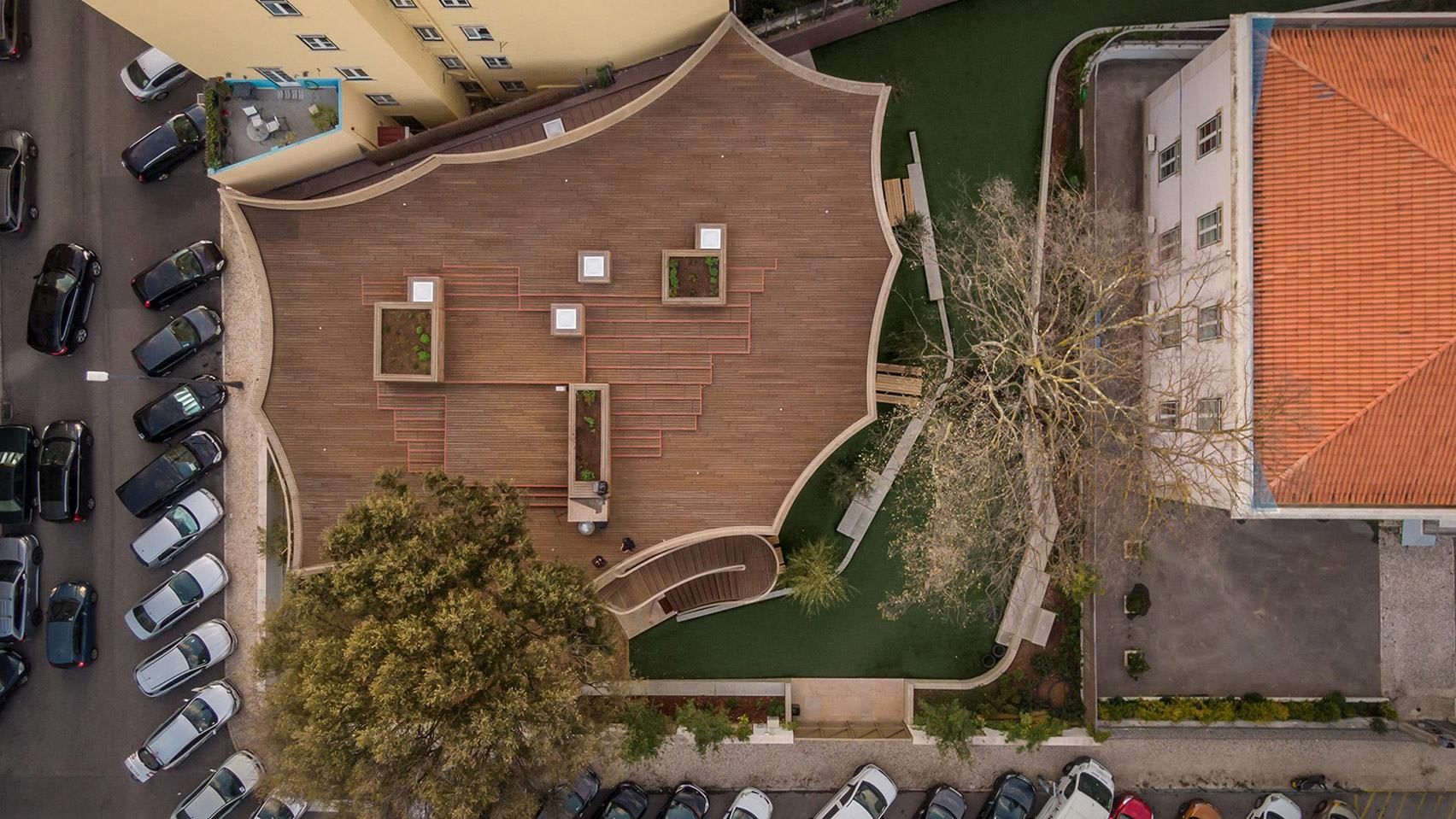 Действительно безопасное место: построили детсад с игровой площадкой на крыше – фото Действительно безопасное место: построили детсад с игровой площадкой на крыше – фото