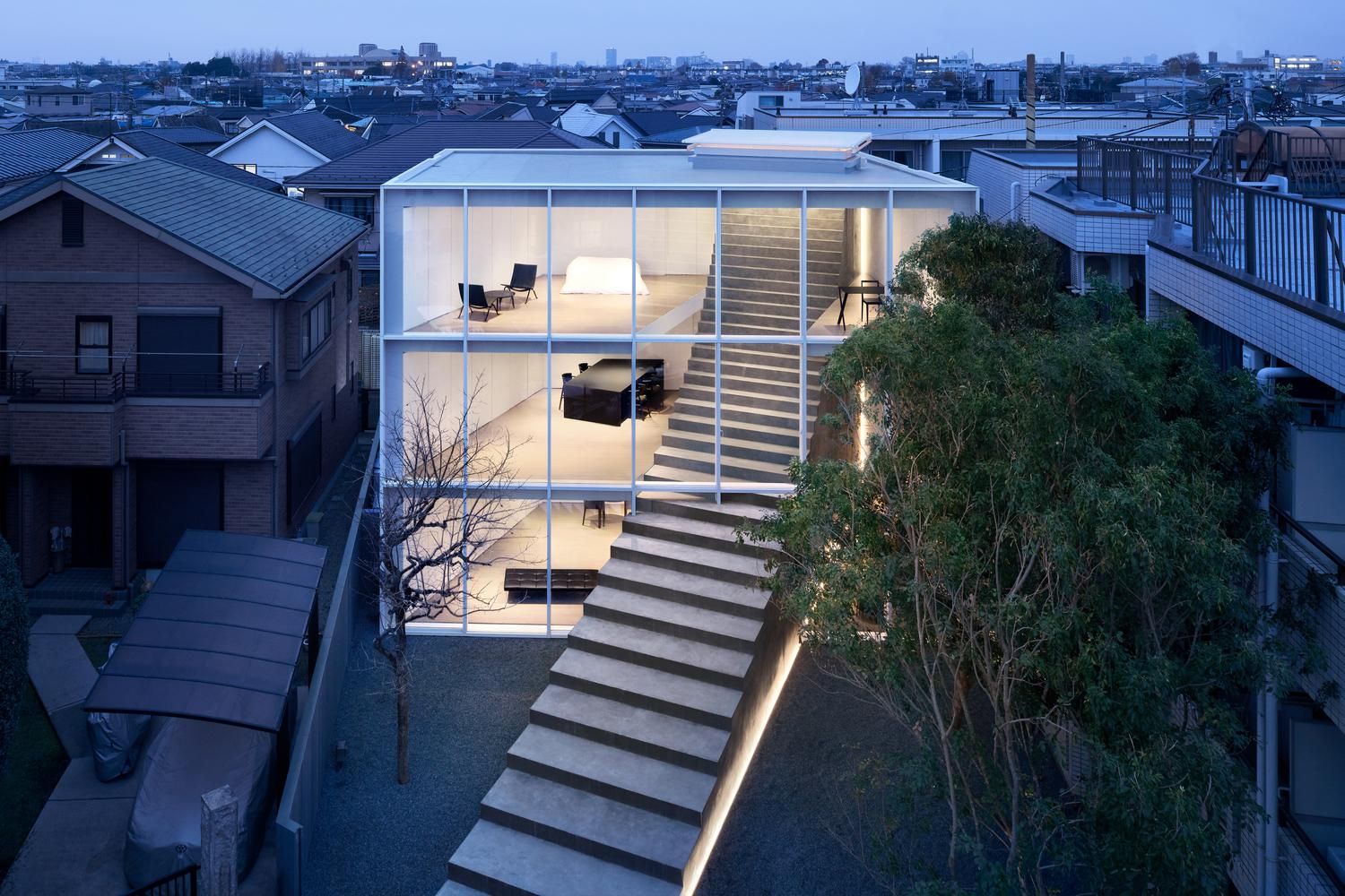 В Токіо побудували креативний будинок, який пронизує бетонний марш сходів – фото