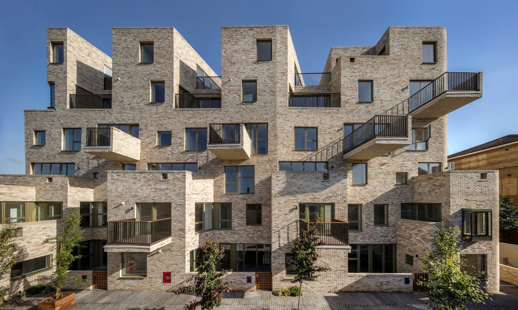 Чудернацький багатоквартирний будинок, що вражає формами – фото та концепція житла у Лондоні