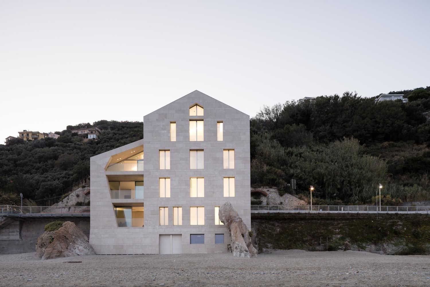 Не руйнувати, а реставрувати: дизайн будівлі на березі Середземного моря