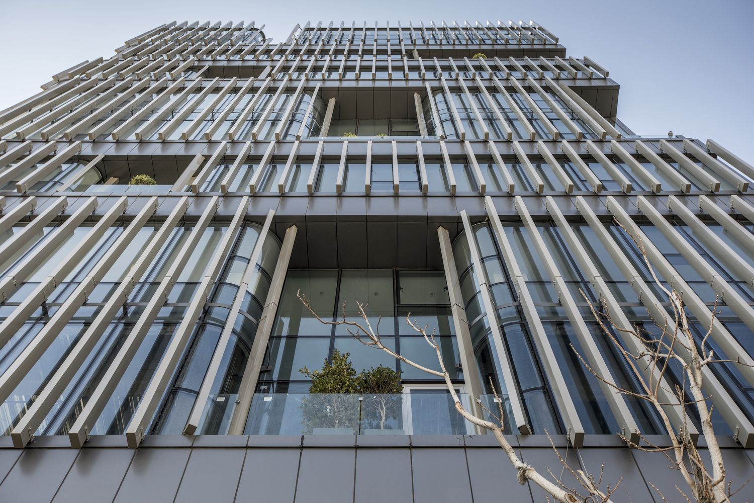 Фасад з металевих жалюзі: фото проблемної офісної будівлі в Ірані
