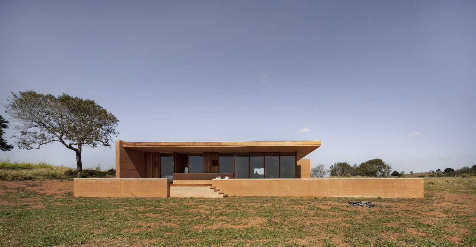Захист від холодних вітрів: фото сучасного глиняного будинку в Бразилії