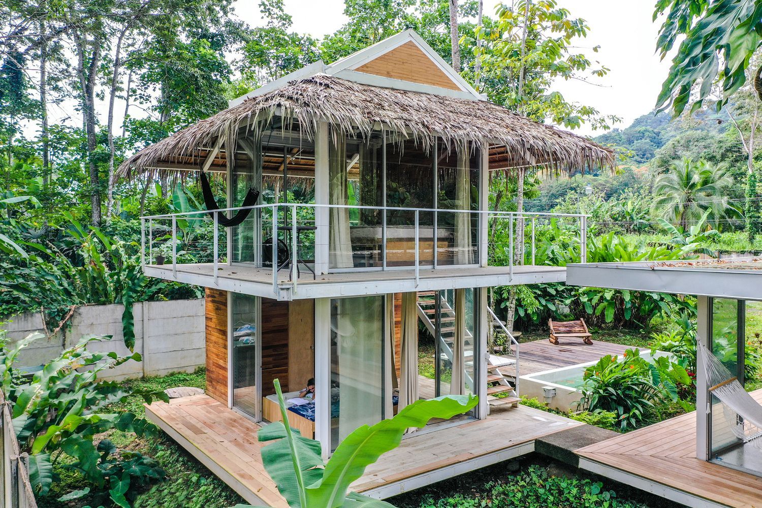 В тропическом лесу Коста-Рики появился "воздушный" дом для туристов – яркие фото