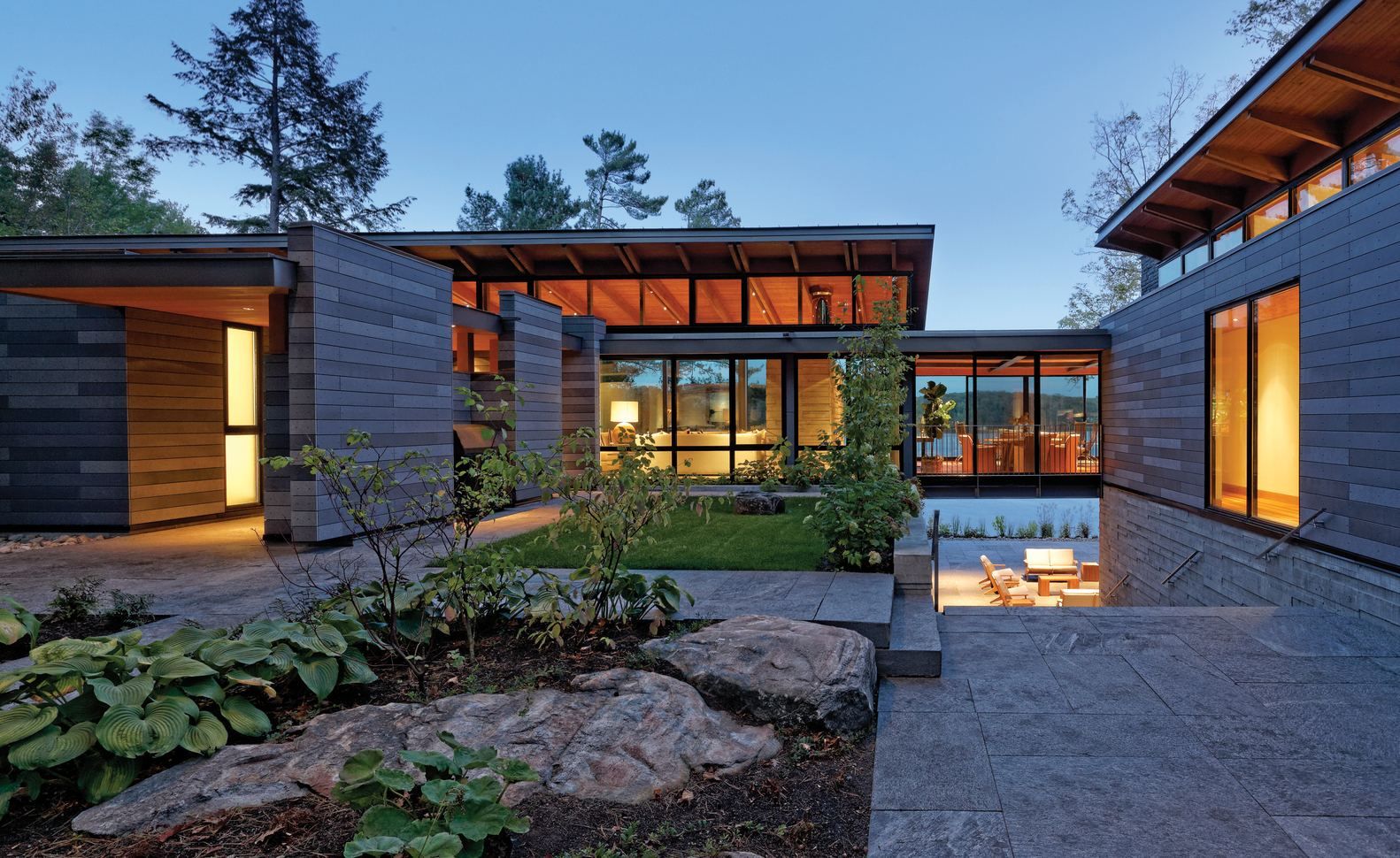 Будинок-міст: красиві фото L-подібної резиденції в горах Канади Будинок-міст: красиві фото L-подібної резиденції в горах Канади