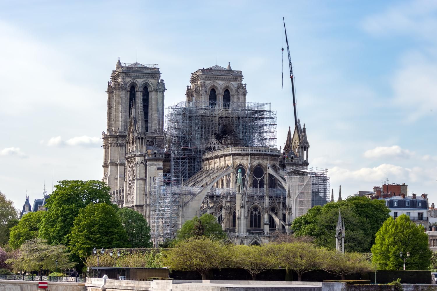 Реставрацию Нотр-Дам де Пари остановили из-за пандемии: на какой стадии восстановление собора