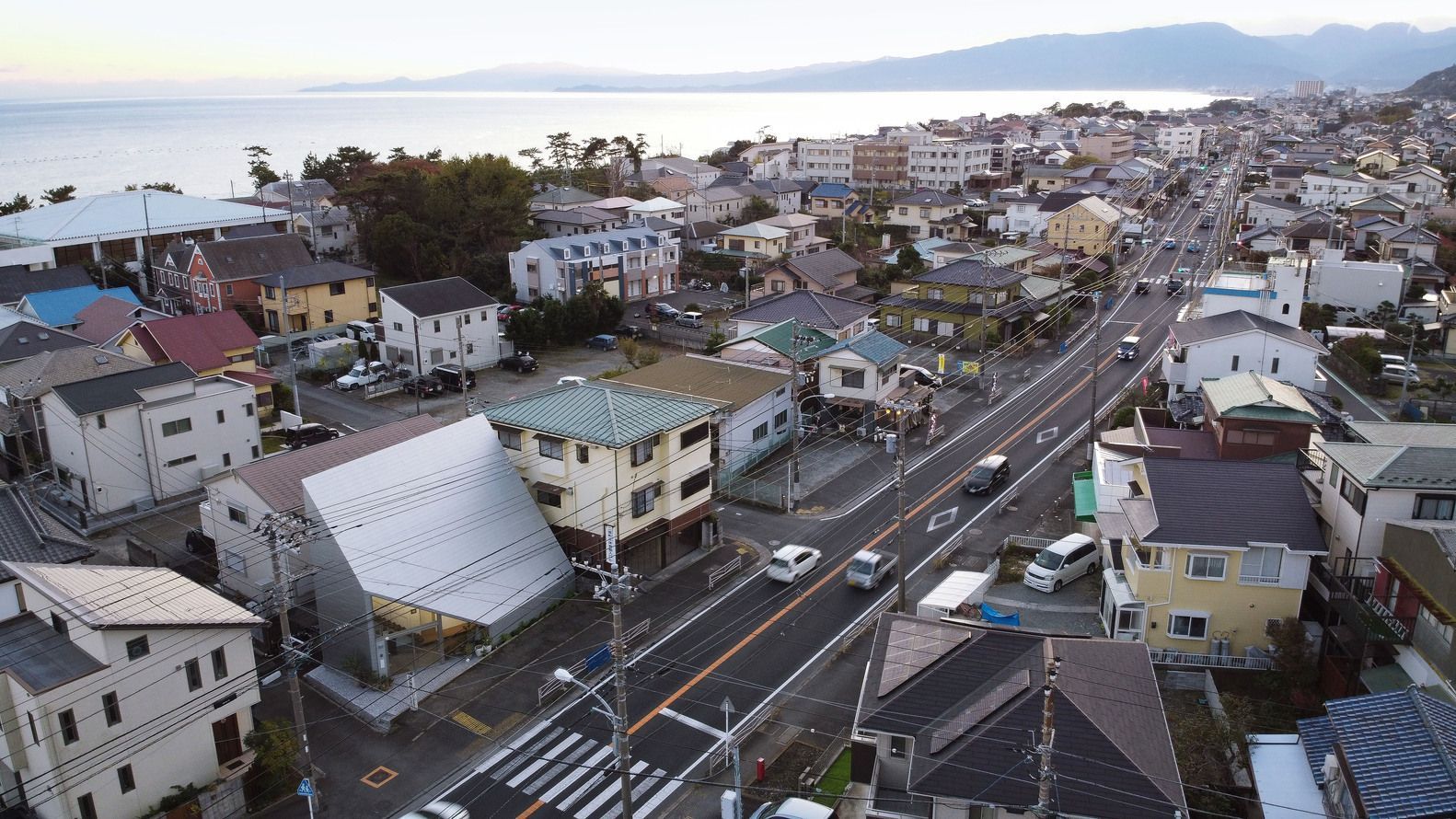 Жилье-треугольник: в Японии построили здание, которое уменьшает давление на город