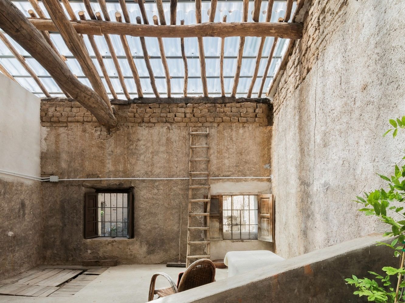 Как превратить старый сарай в стильное современное жилье знают в Мадриде: фото