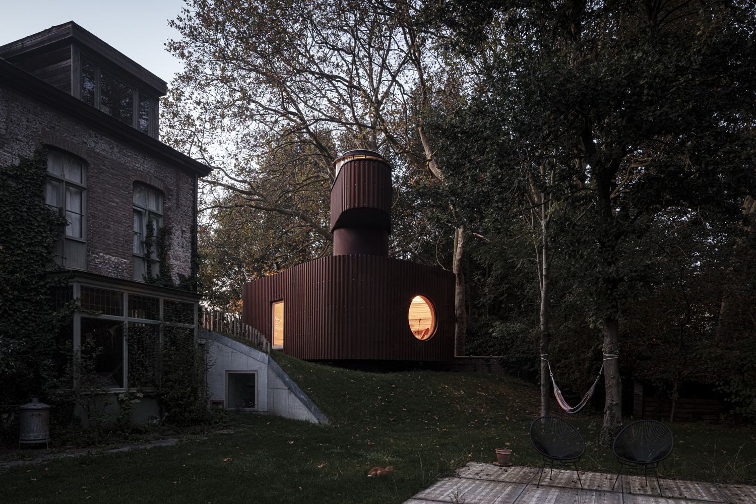 В Бельгии работник киноиндустрии устроил подземный кинотеатр в гостевом доме – фото