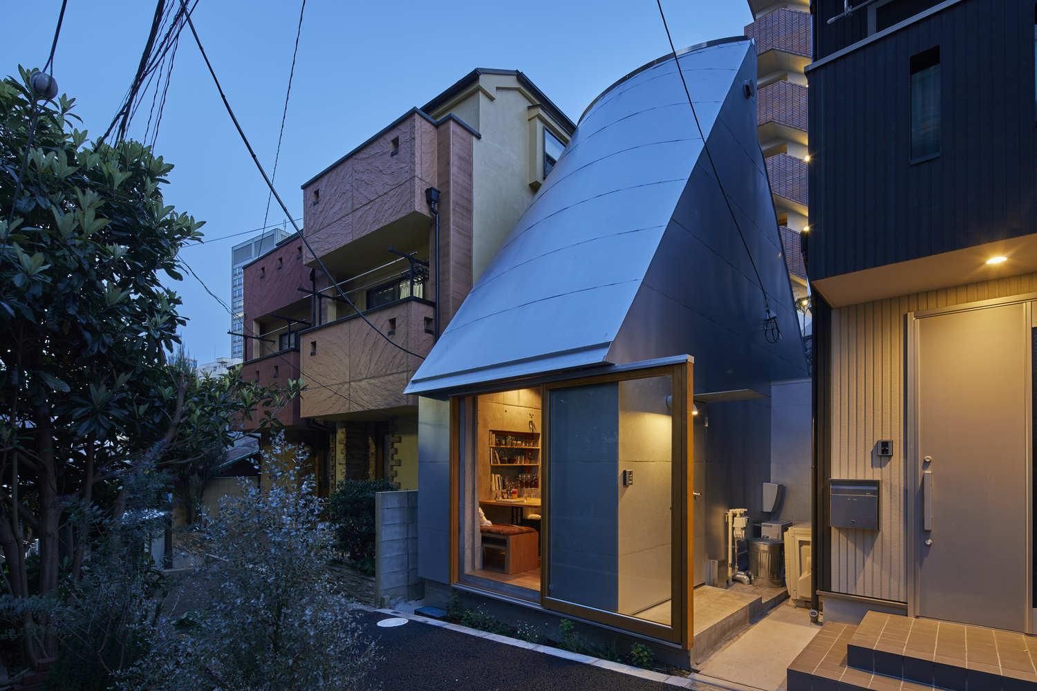 Преподаватель построил крошечный домик в центре Токио, чтобы быстрее приходить на работу – фото