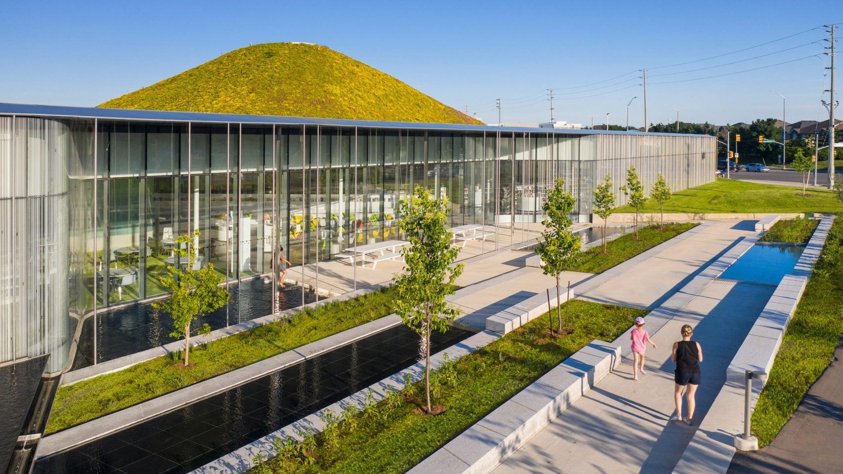 В Канаді побудували публічну бібліотеку всередині пагорба – фото В Канаді побудували публічну бібліотеку всередині пагорба – фото