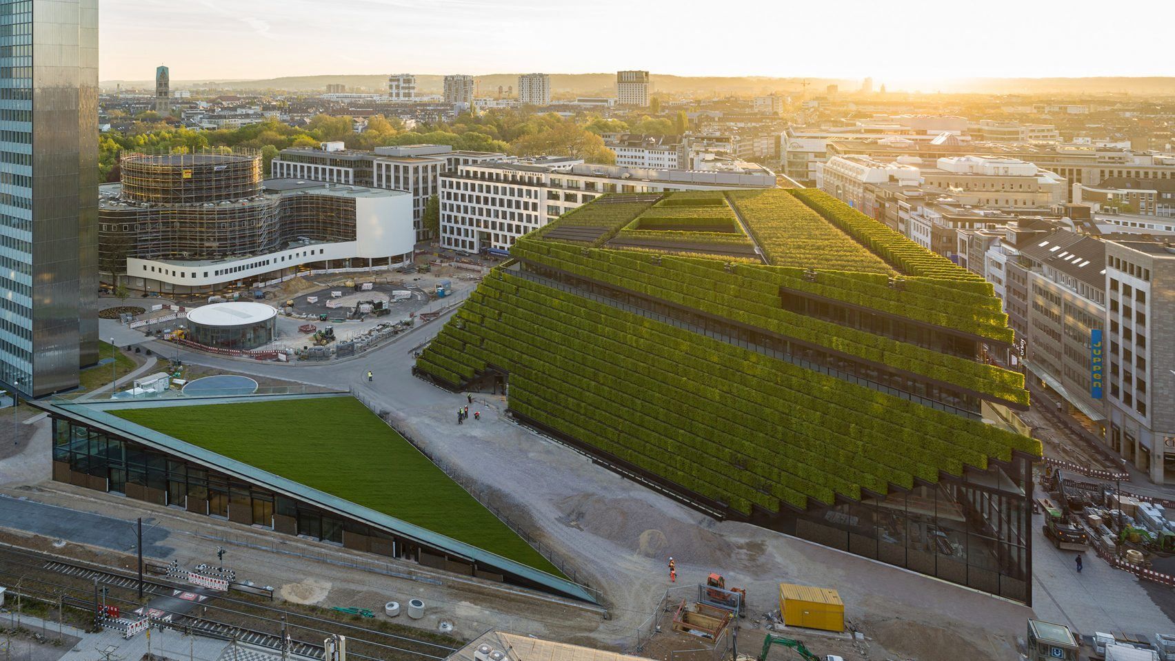 Старое офисное здание в Германии полностью покроют зелеными кустами – фото