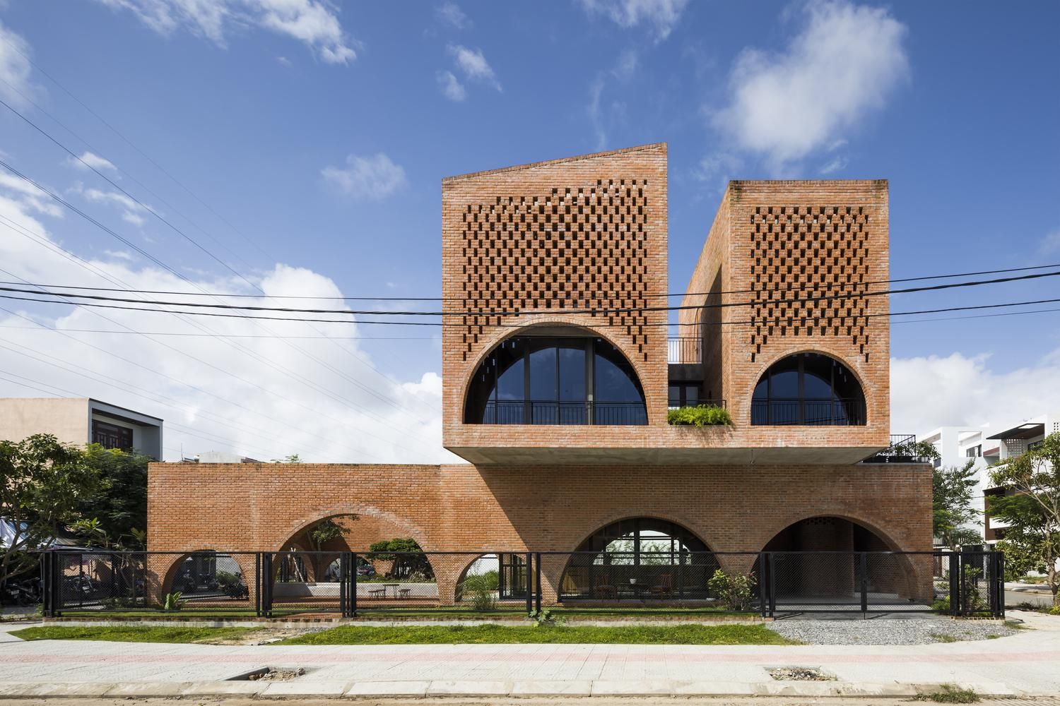 Часы с кукушкой: во Вьетнаме построили дом странной формы – фото Часы с кукушкой: во Вьетнаме построили дом странной формы – фото