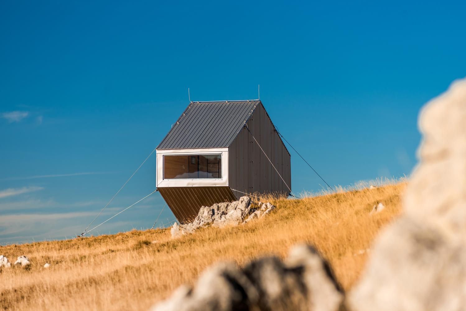 Странный дом на склоне гор, который строили с помощью вертолета: яркие фото