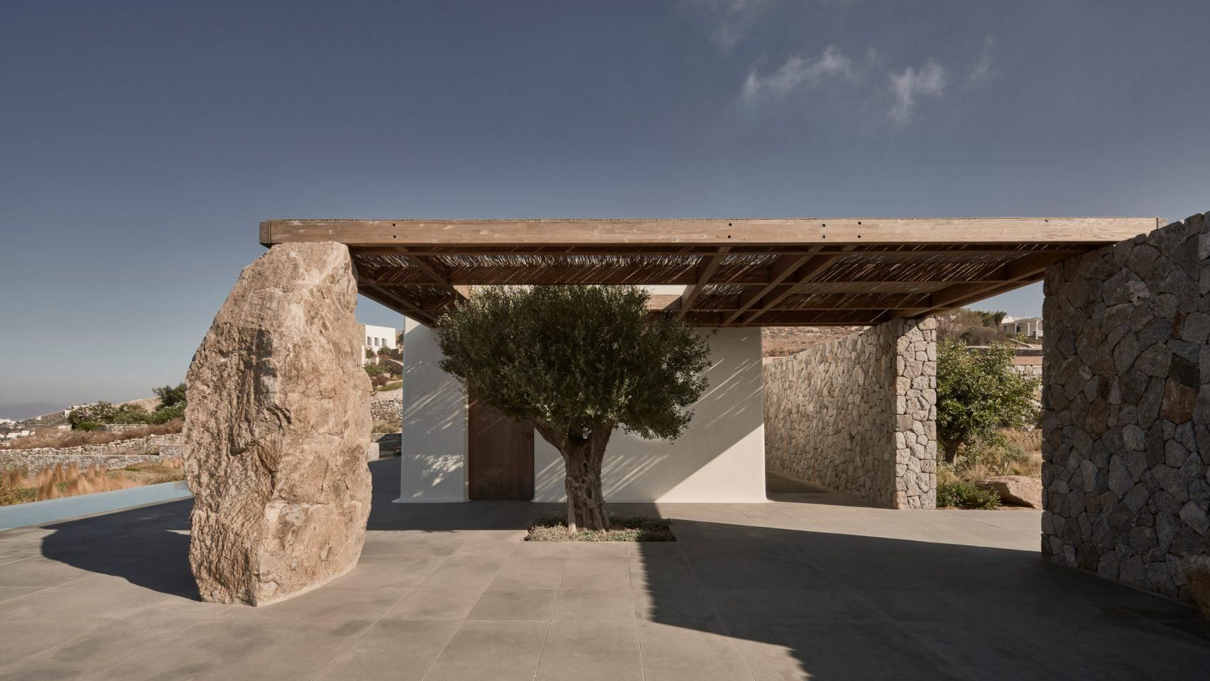 Когда камни становятся элементом декора: фото дома с панорамой на Эгейское море