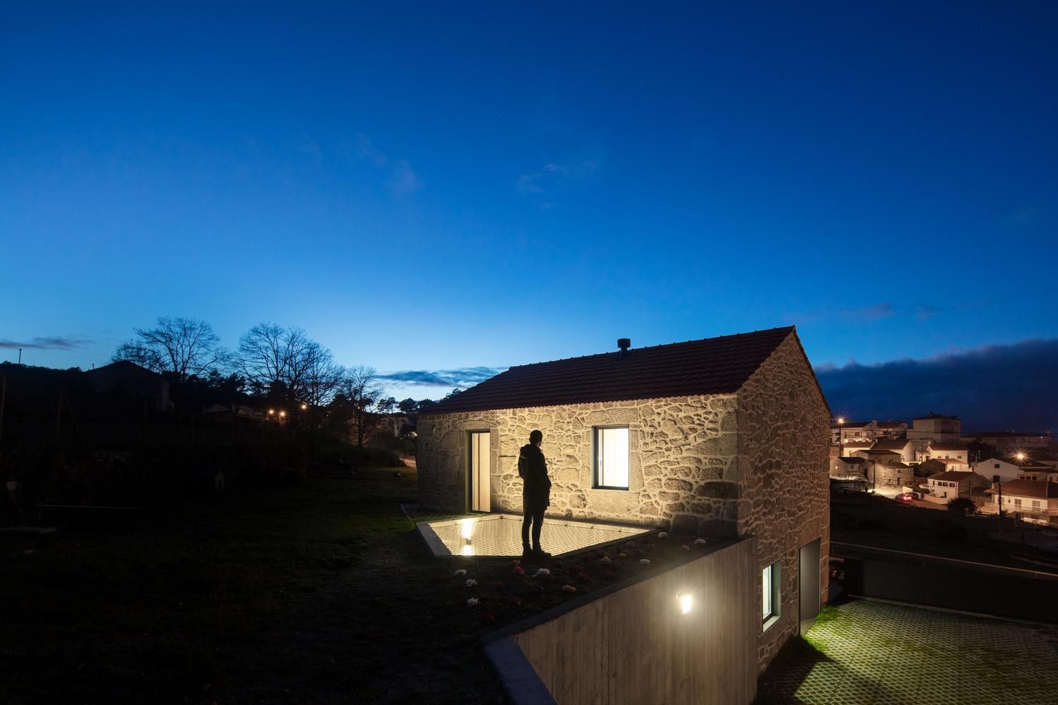 Заради безпеки: в Португалії побудували житло з рибальською сіткою над подвір'ям – фото