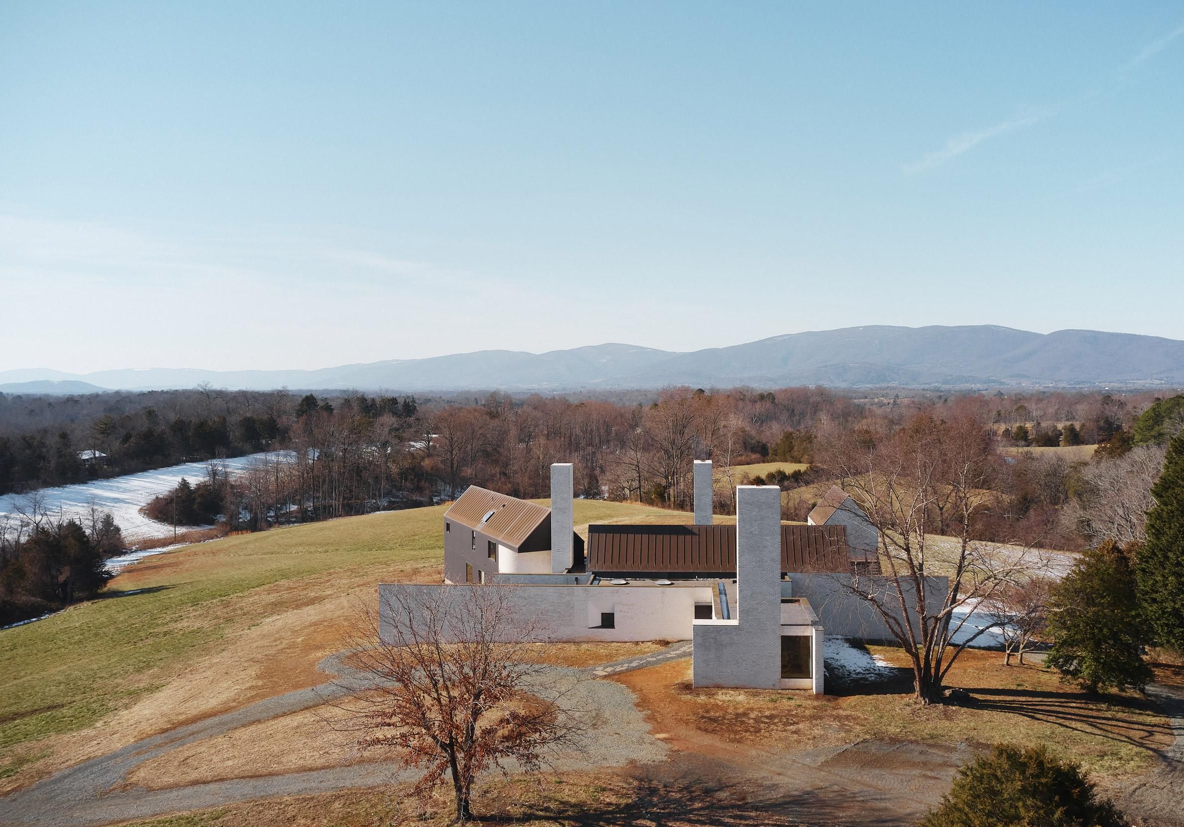 Три белых дымохода: в Вирджинии построили жилье, которое похоже на фабрику – фото