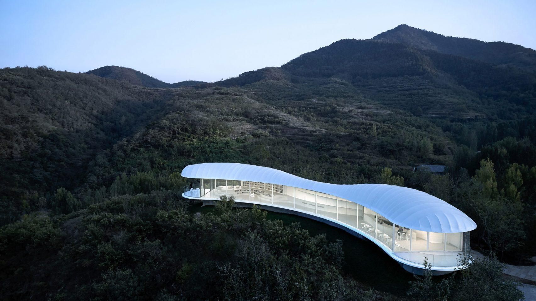 На священной горе в Китае построили кофейню в виде облака – фото На священной горе в Китае построили кофейню в виде облака – фото