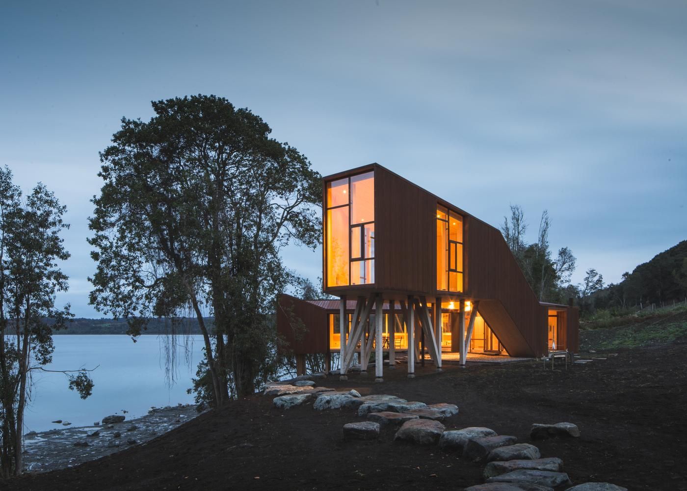 Будиночок на дерев'яних ніжках та з великим простором для пікніка – фото 