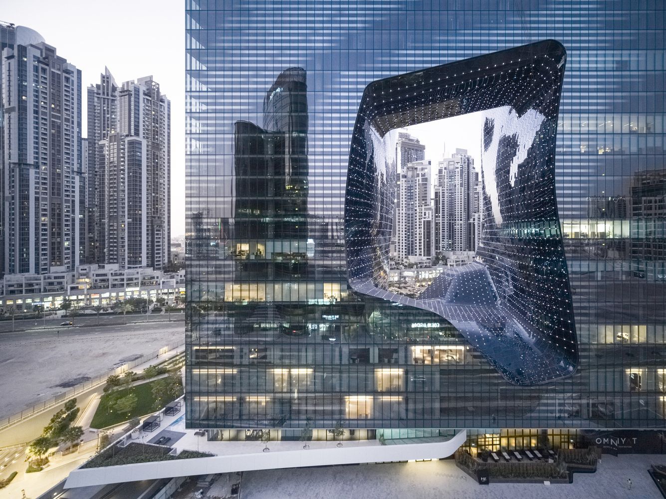 Будівля від Захи Хадід в Дубаї – дизайн інтер'єру: фото
