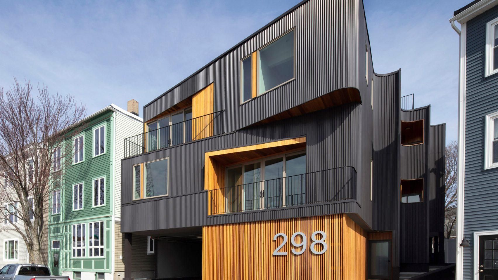 Гофрована сталь та дерев'яна оббивка: фото модерного житлового будинку в Бостоні