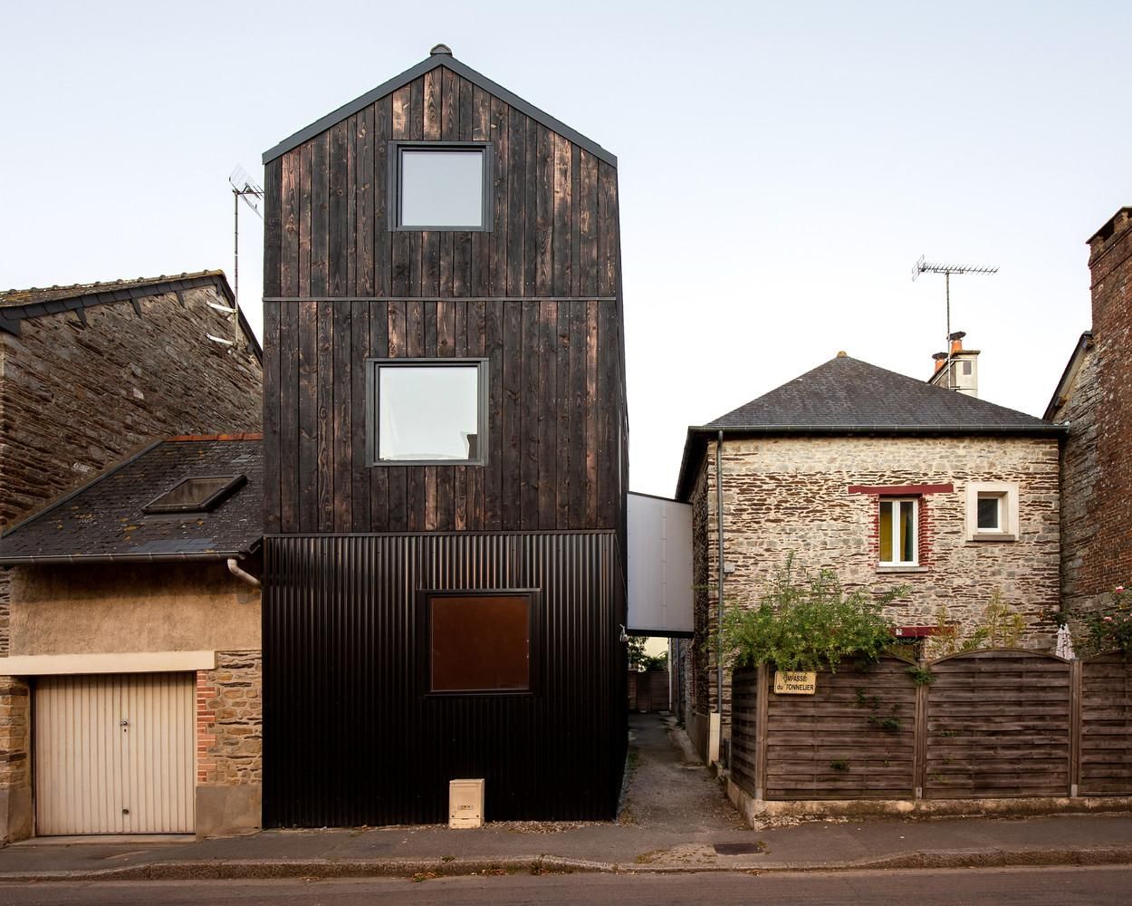 Будинок зі спаленого дерева: у Франції оновили помешкання незвичним способом – фото 