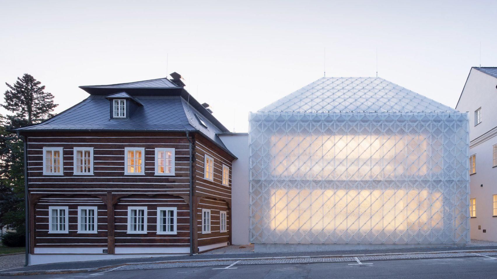 Дизайн напівпрозорого будинку в Чехії – фото заводу скла