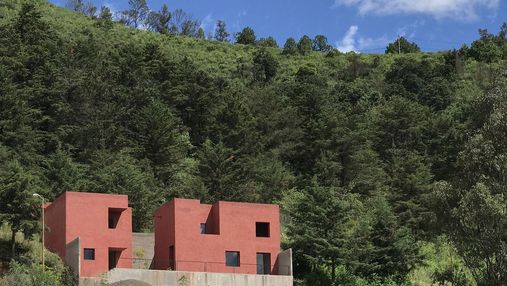 Старший і молодший брат:  мініатюрні цегляні будиночки для медитацій у заповіднику Мехіко – фото