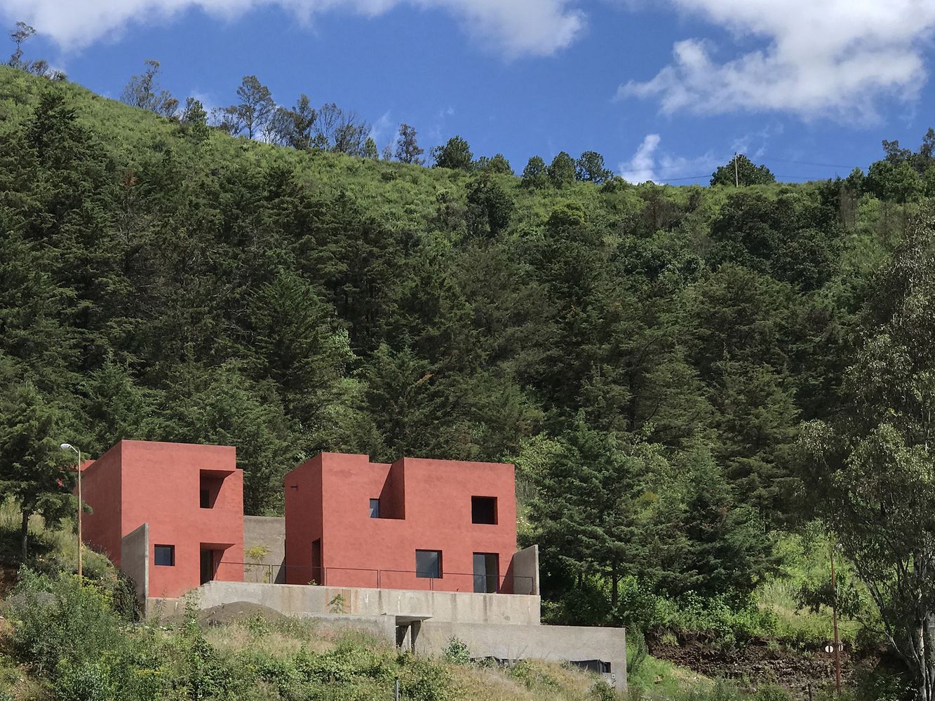 Старший і молодший брат: мініатюрні цегляні будиночки для медитацій у заповіднику Мехіко – фото Старший і молодший брат: мініатюрні цегляні будиночки для медитацій у заповіднику Мехіко – фото