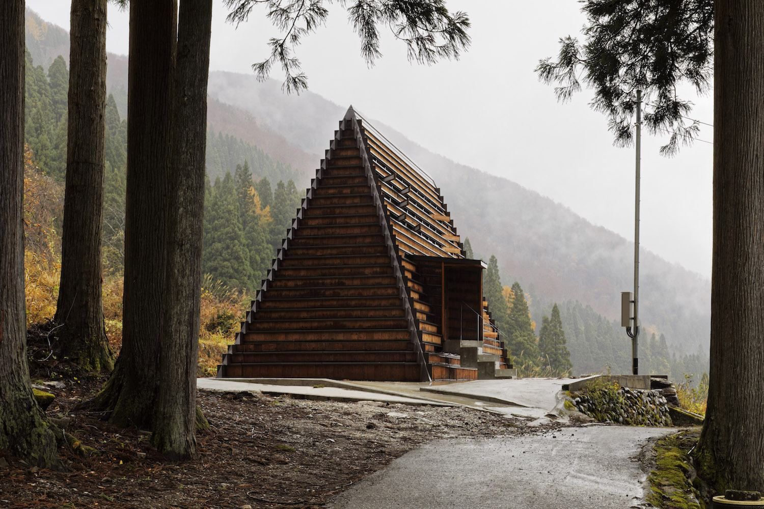 Тисячу вікон: в Японії побудували трикутний пансіонат з пиломатеріалів – фото 