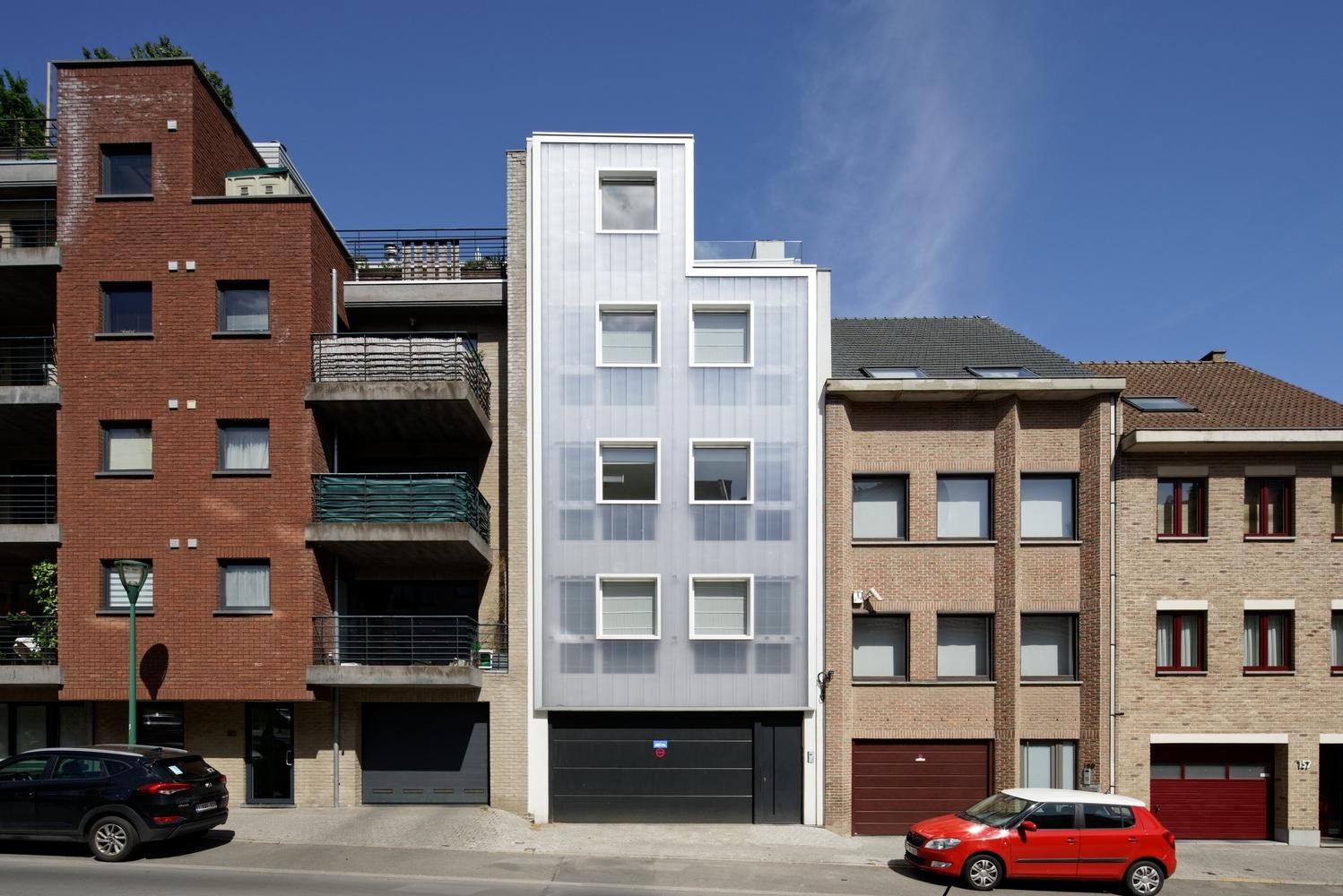Поликарбонат вместо фасада: фото необычной многоэтажки из Бельгии