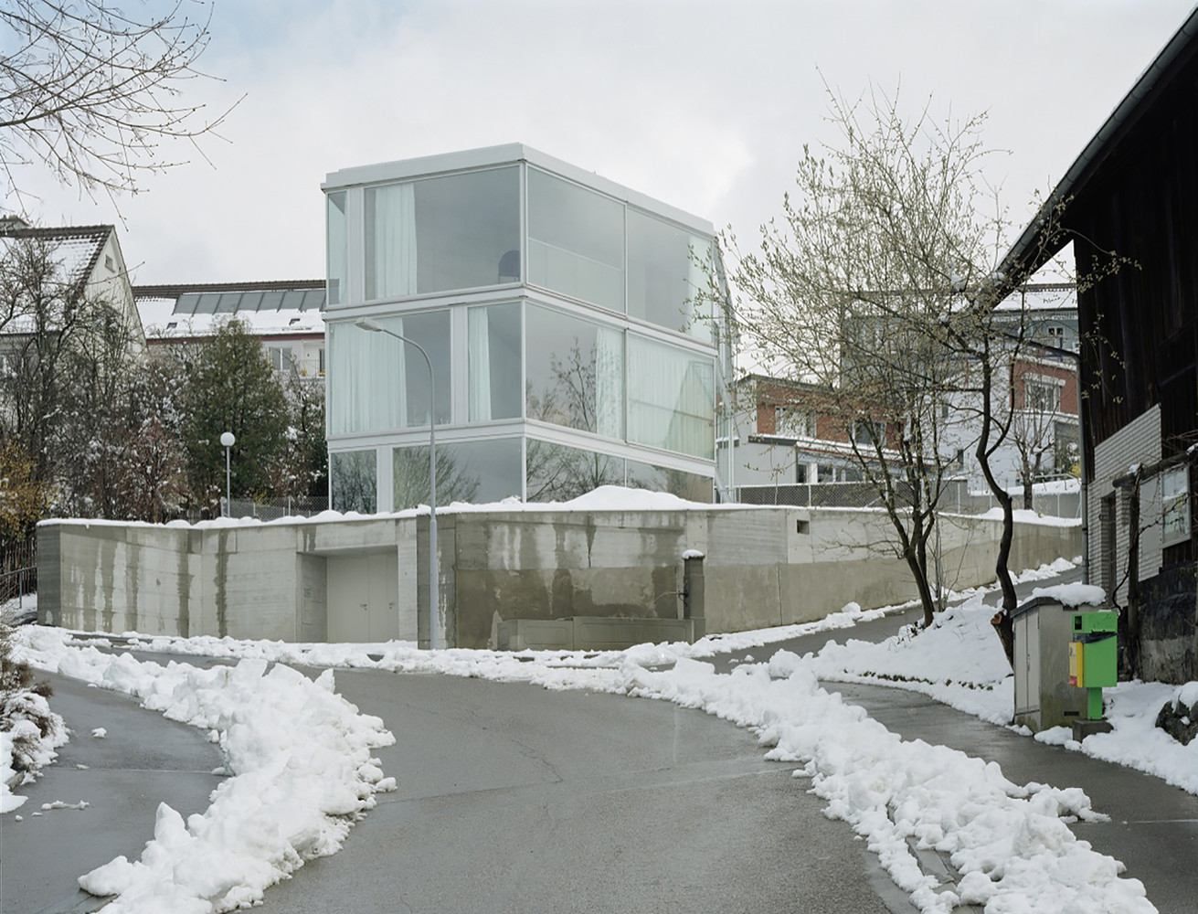 Дом с одной стеной: интересное решение для разделения помещения на две части в Швейцарии: фото