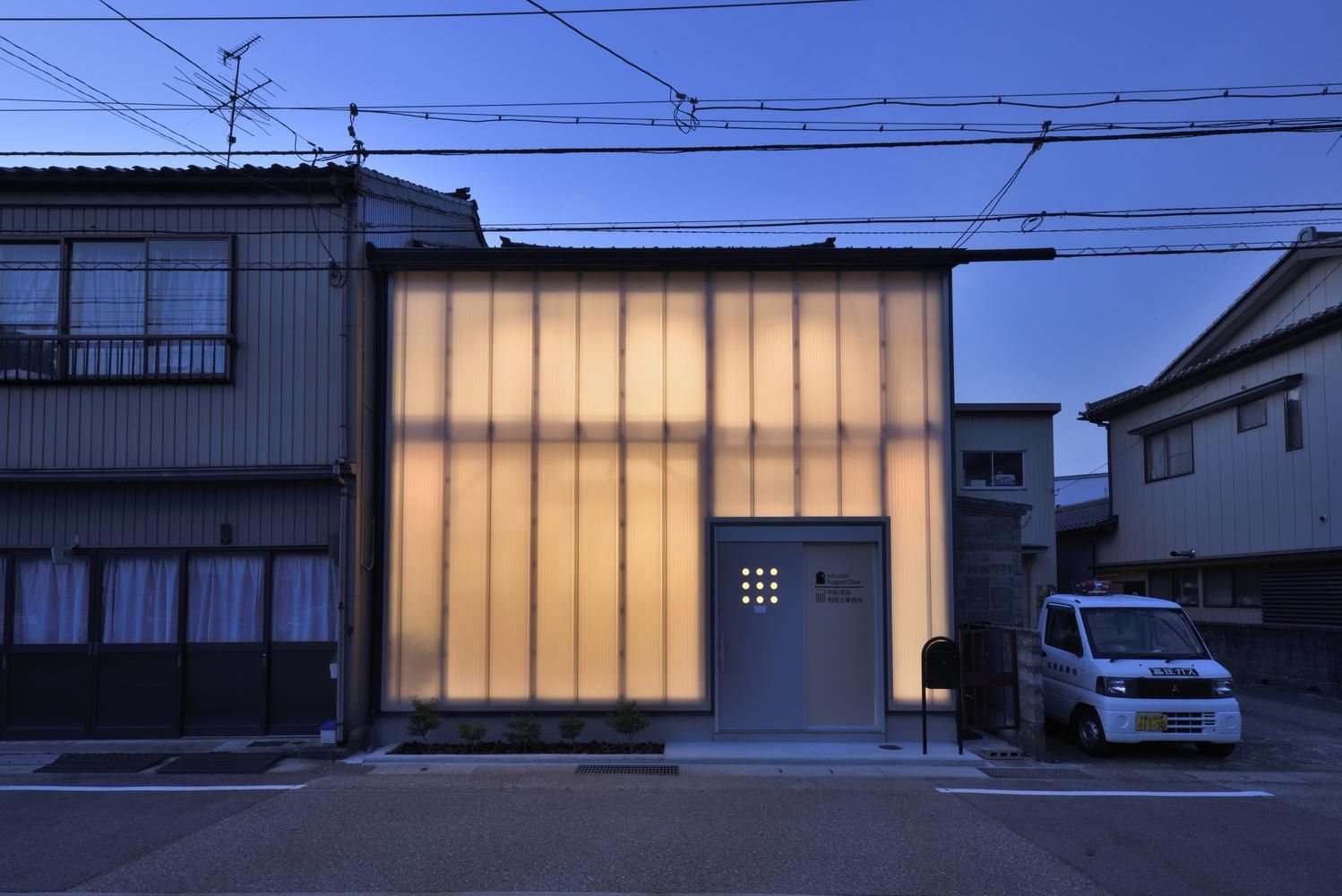 Бухгалтерія, нігтевий салон та офіс – як все поєдналось у дизайні будинку в Японії: фото