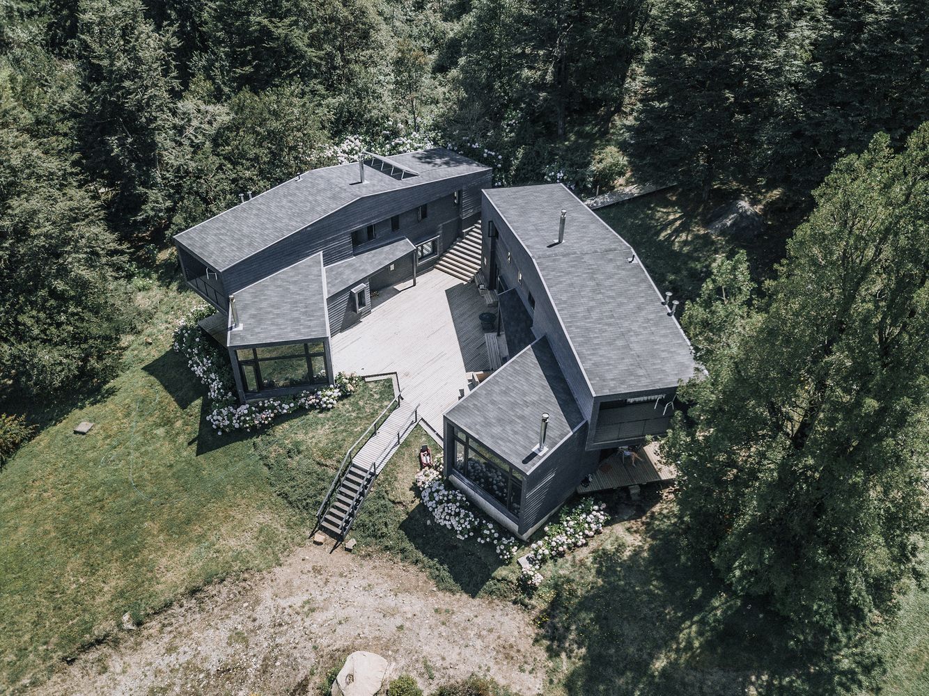 Двор из дерева: фантастические фото домов-близнецов из Чили Двор из дерева: фантастические фото домов-близнецов из Чили