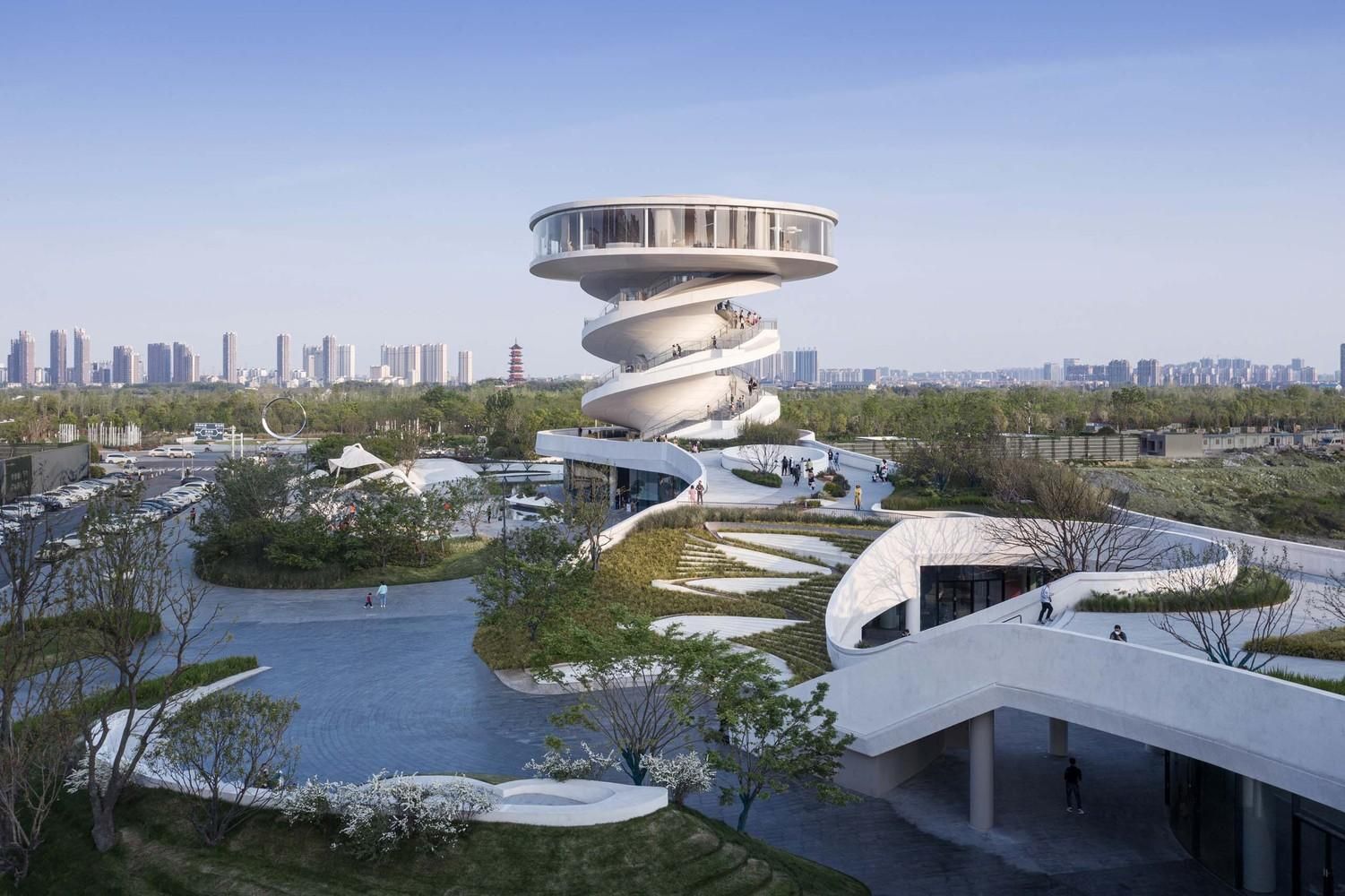 Двойная спиральная башня посреди болота: необычный архитектурный проект из Китая – фото