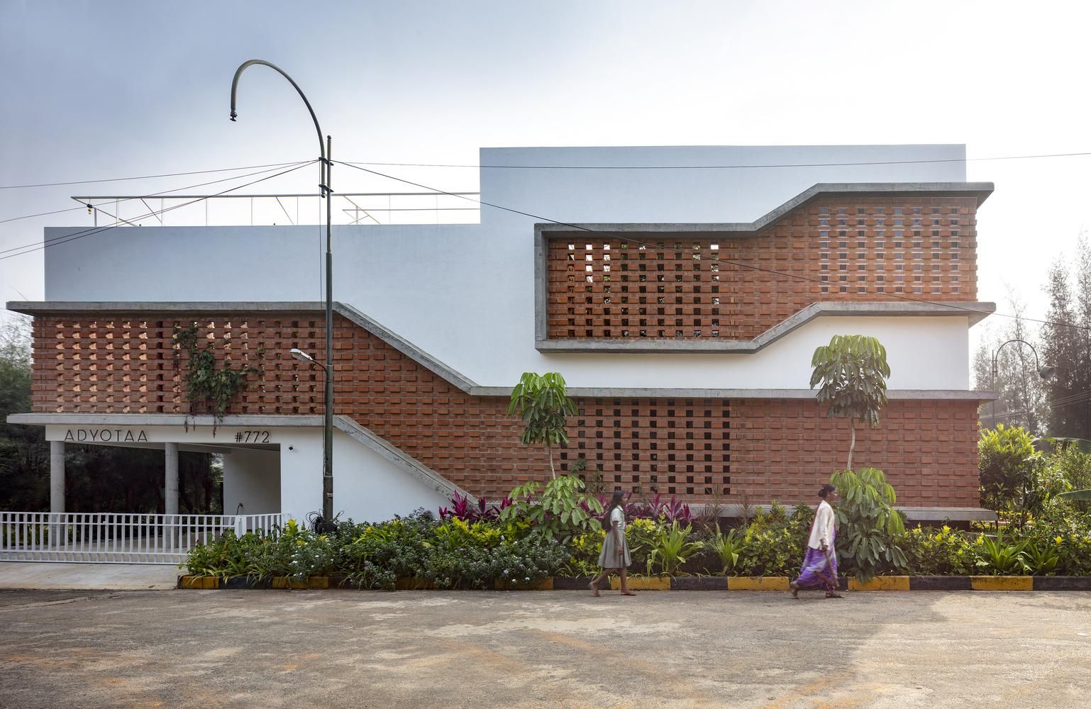 Будинок із фасадом навиворіт або перлина серед урбанізму – дизайн приватної садиби в Індії