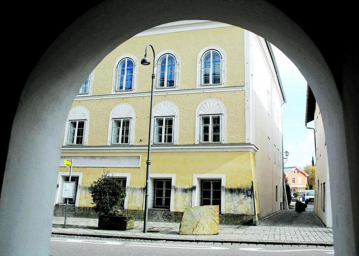Австрія планує реконструювати будинок, в якому народився Гітлер – фото 