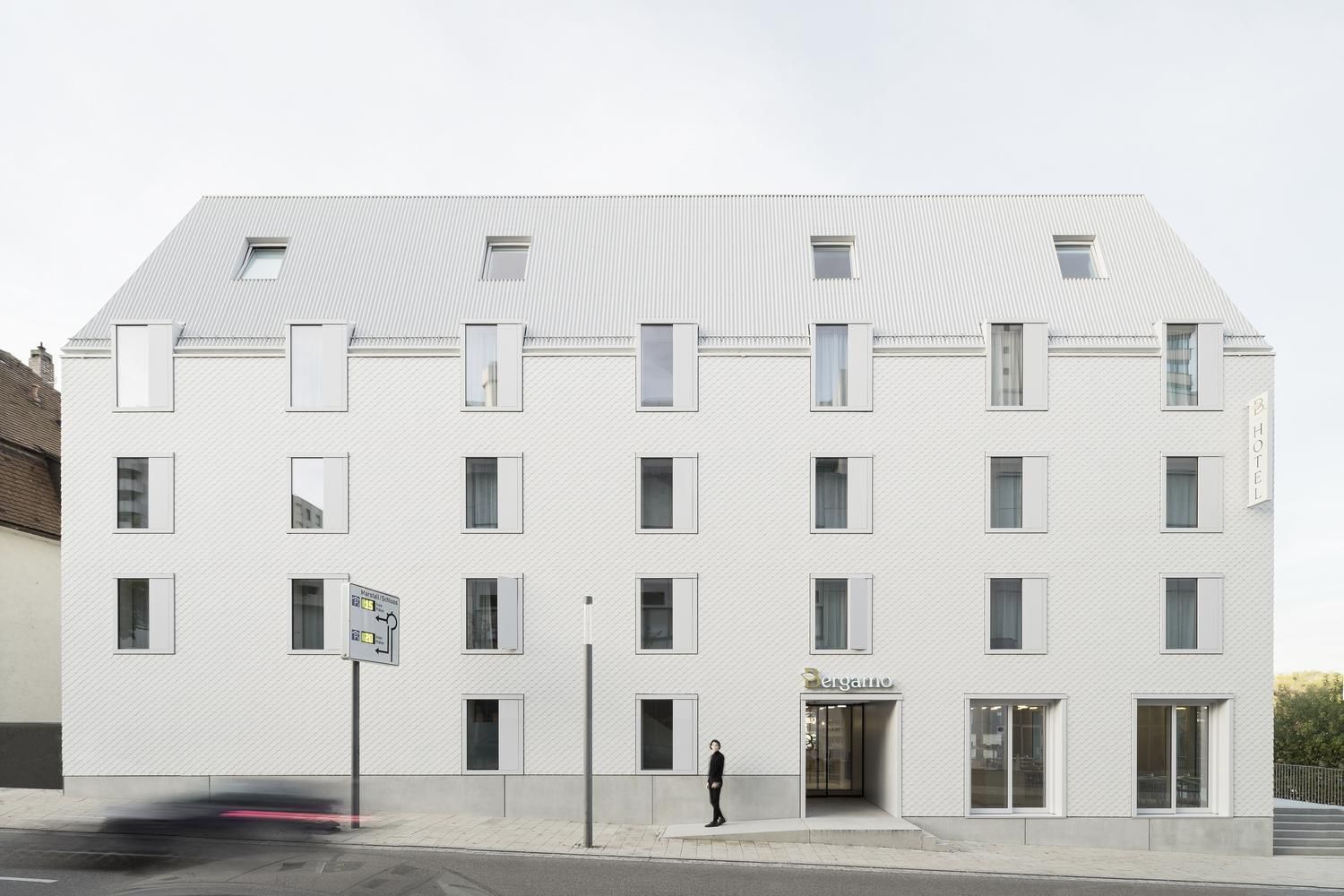 Отель-трапеция за пять дней в Германии: как выглядит экодом, который монтировали на месте Отель-трапеция за пять дней в Германии: как выглядит экодом, который монтировали на месте