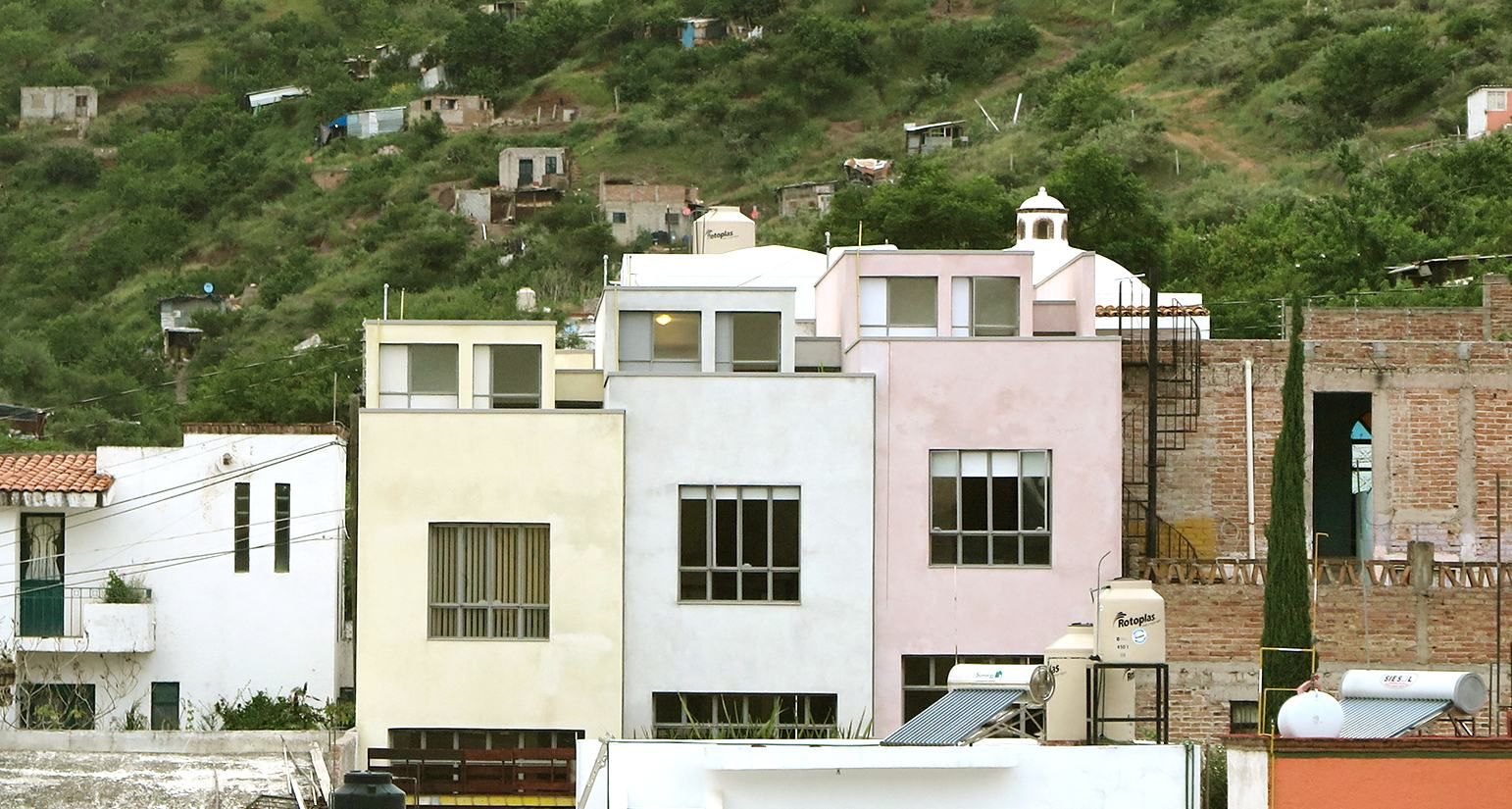 Будівництво в горах: в Мексиці з'явились будинки, які обіймаються – фото 