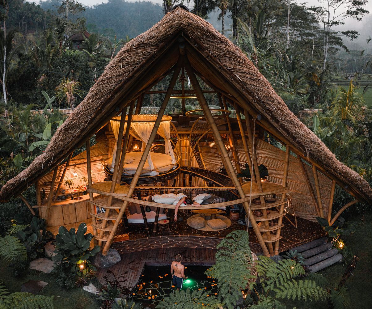 Комфорт и традиции: в Индонезии построили двухэтажный бунгало посреди джунглей – фото