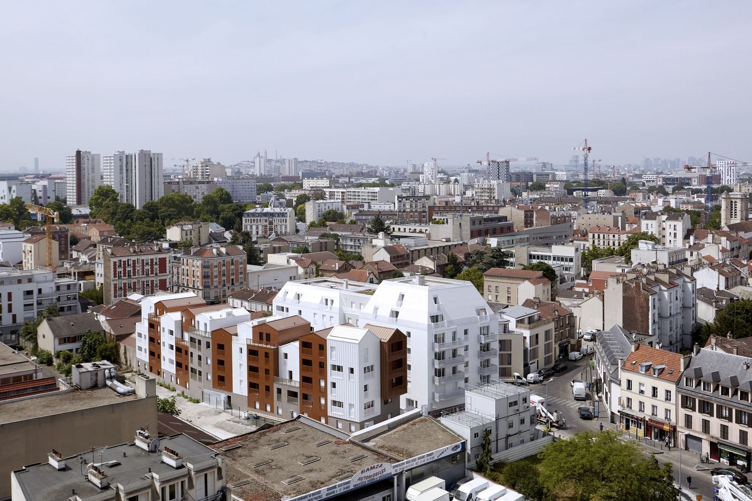 Контраст білого і коричневого: в Парижі побудують цілий мікрорайон з однакових будиночків – фото