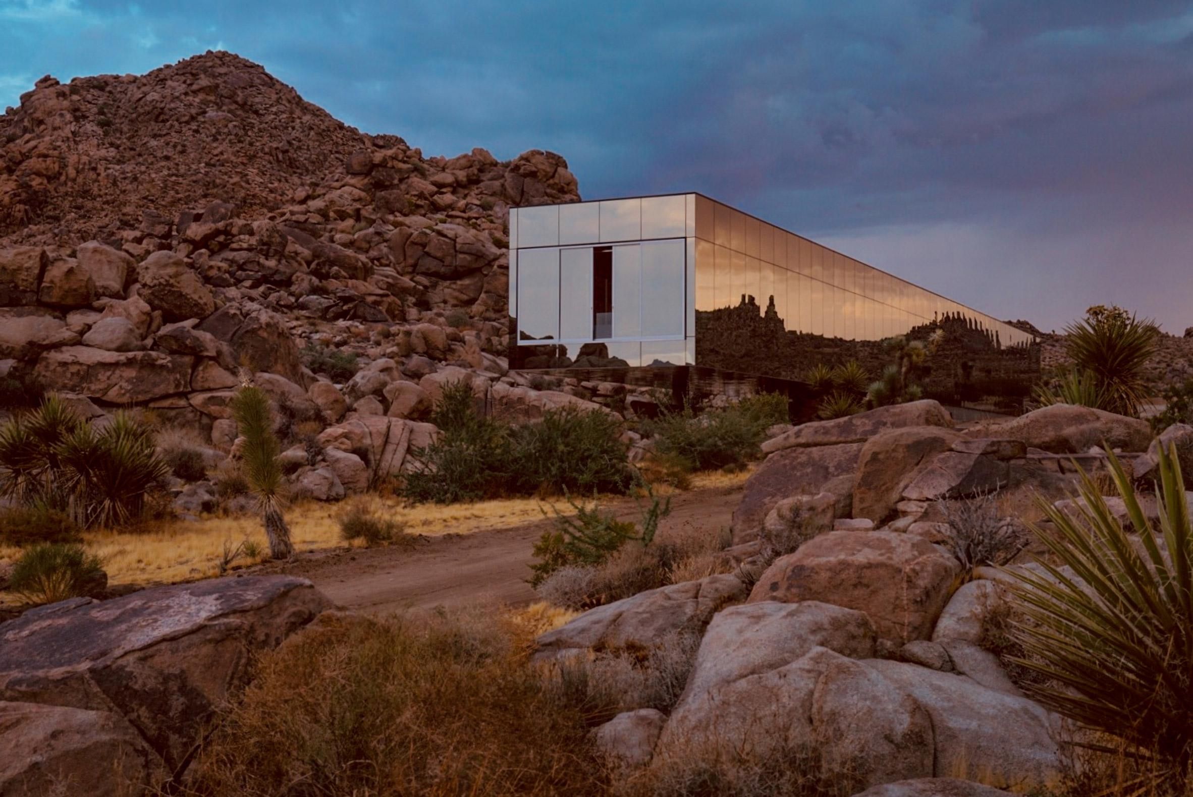Невидимый дом посреди пустыни: в Калифорнии построили особый отель – видео