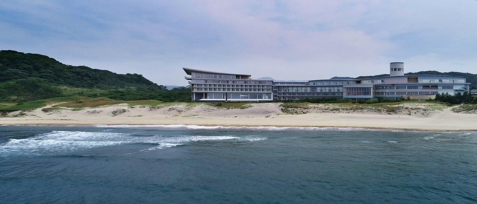 Работа под шум моря: в Японии построили офисный комплекс возле пляжа – фото