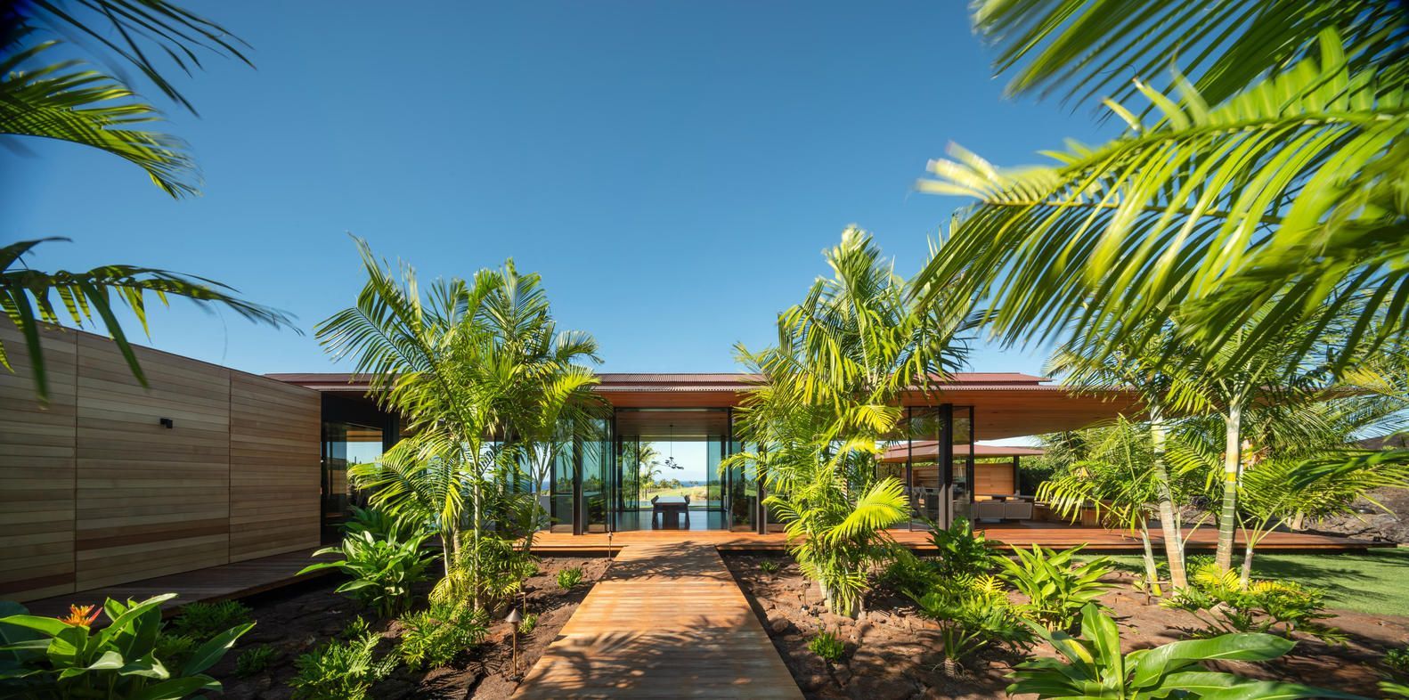 Большие крыши и прозрачные стены: фото волшебного дома на Гавайях