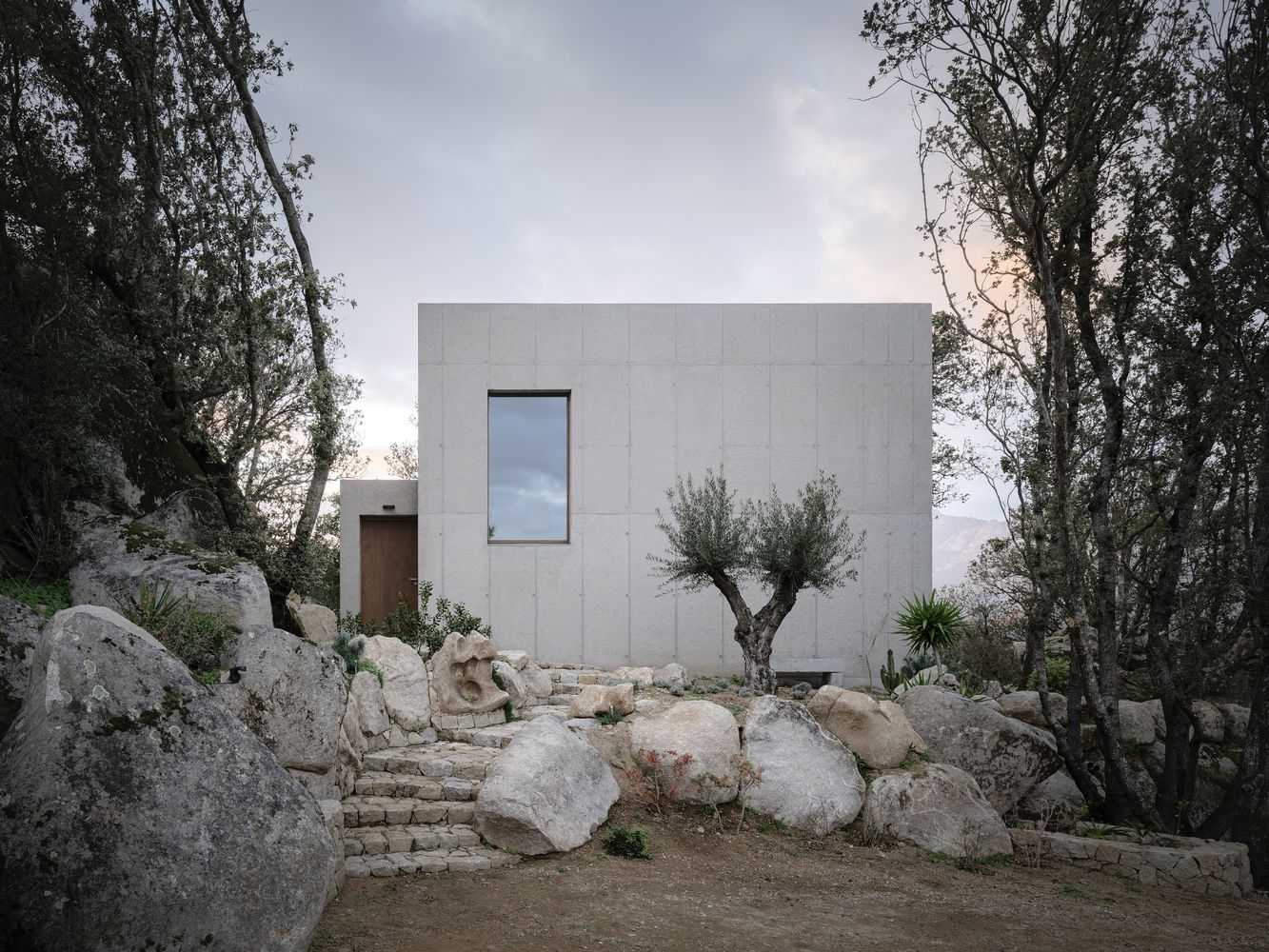 Каменный блок: во Франции построили помещение, которое стало продолжением камня – фото