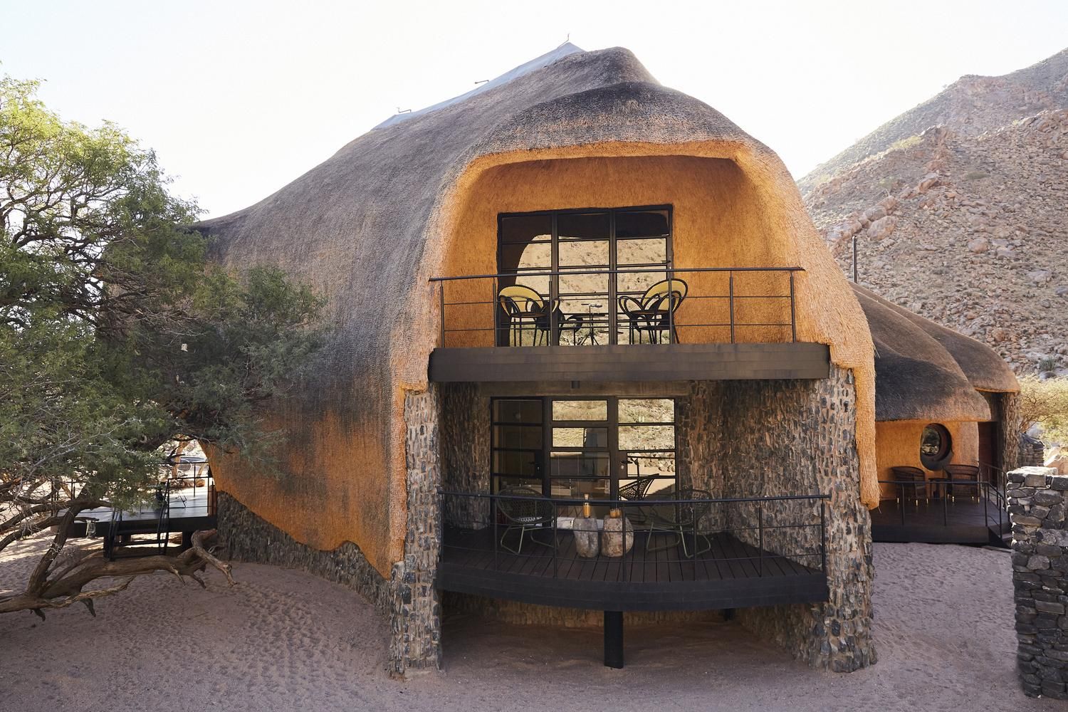 Дом из соломы: в Намибии появилось современное жилье, построенное по принципу гнезда – фото