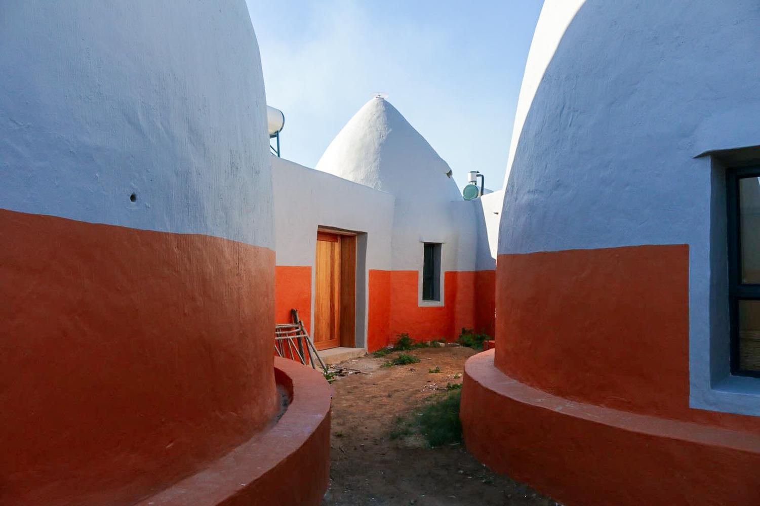 "Космические" здания: в Южной Африке строят бюджетное жилье из земли в мешках – фото "Космические" здания: в Южной Африке строят бюджетное жилье из земли в мешках – фото