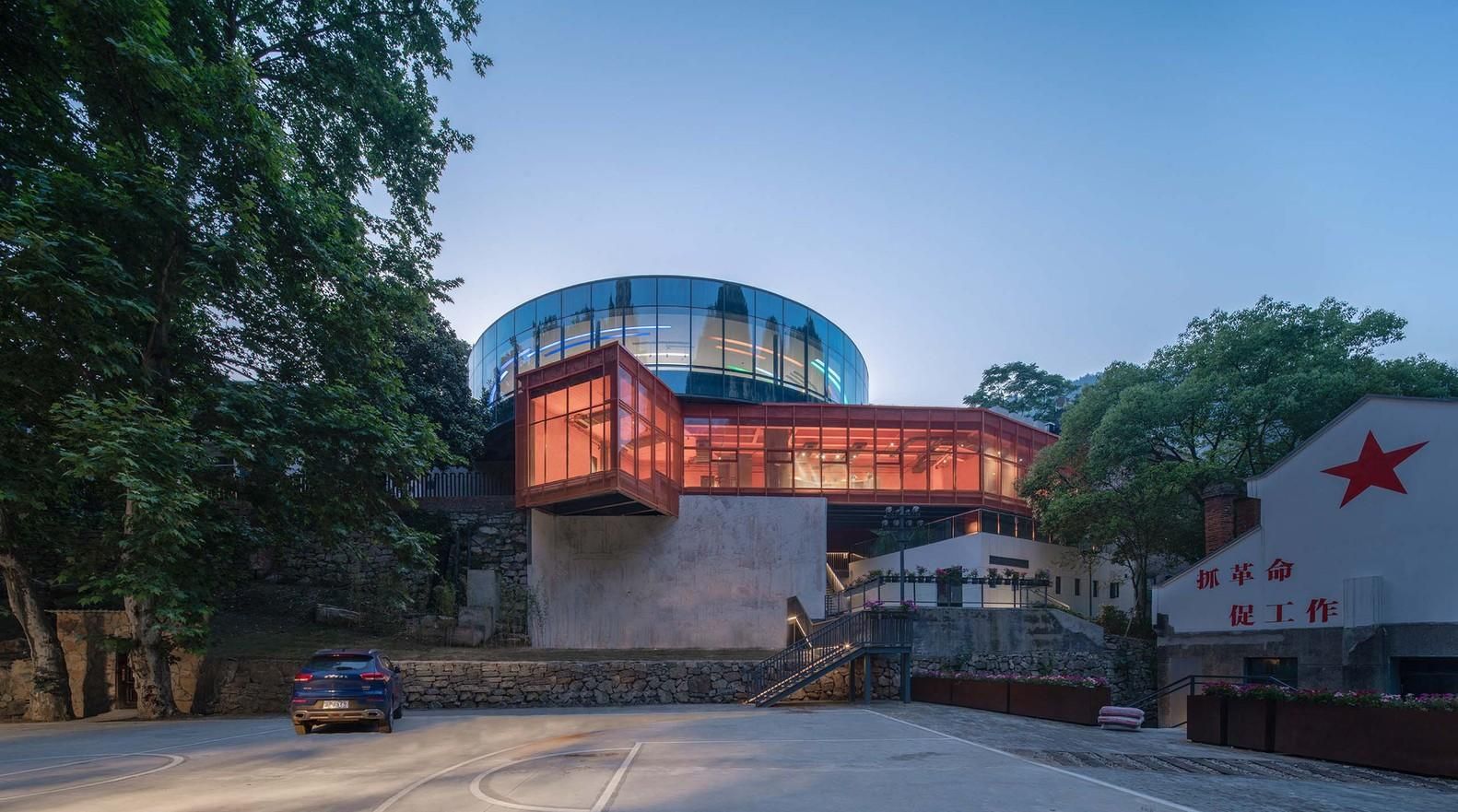 В виде миски с ложкой: фото реконструкции старого завода из Китая В виде миски с ложкой: фото реконструкции старого завода из Китая